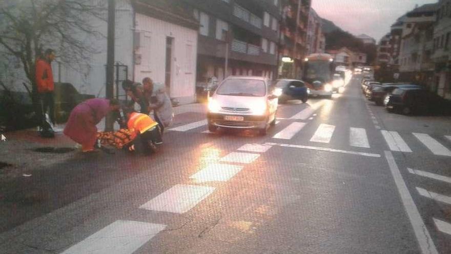 Efectivos de la ambulancia atienden al hombre atropellado en la avenida de Vigo. // Santos Álvarez