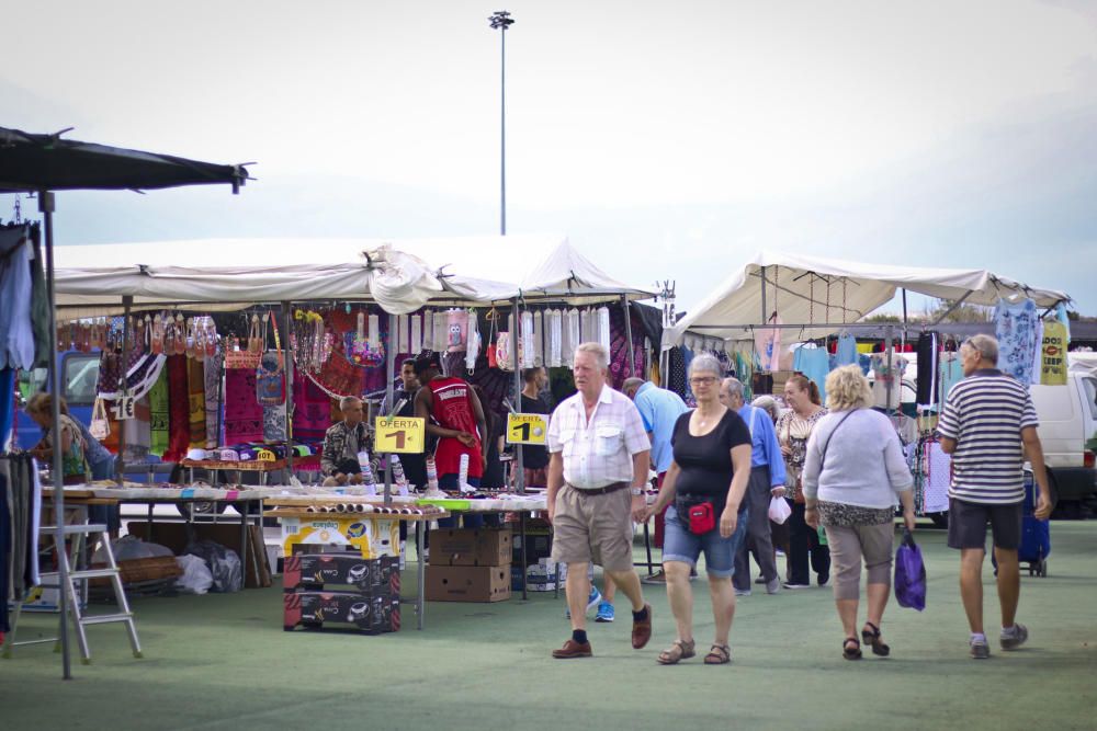 El nuevo recinto para el mercadillo de Torrevieja de los viernes se estrenó con una gran afluencia de usuarios, lo que provocó problemas de tráfico y falta de autobuses de transporte.