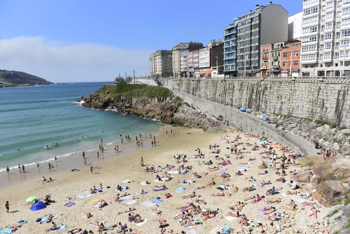 Playas llenas en A Coruña este lunes, 6 de abril, con termómetros que alcanzan los 29 grados.