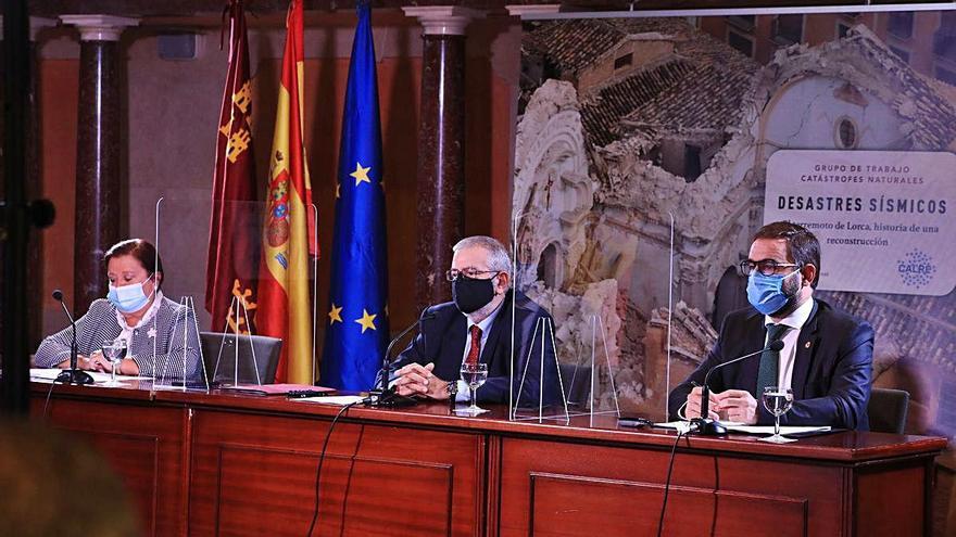 A la jornada sobre desastres sísmicos celebrada en la Asamblea acudió el alcalde Mateos (d).