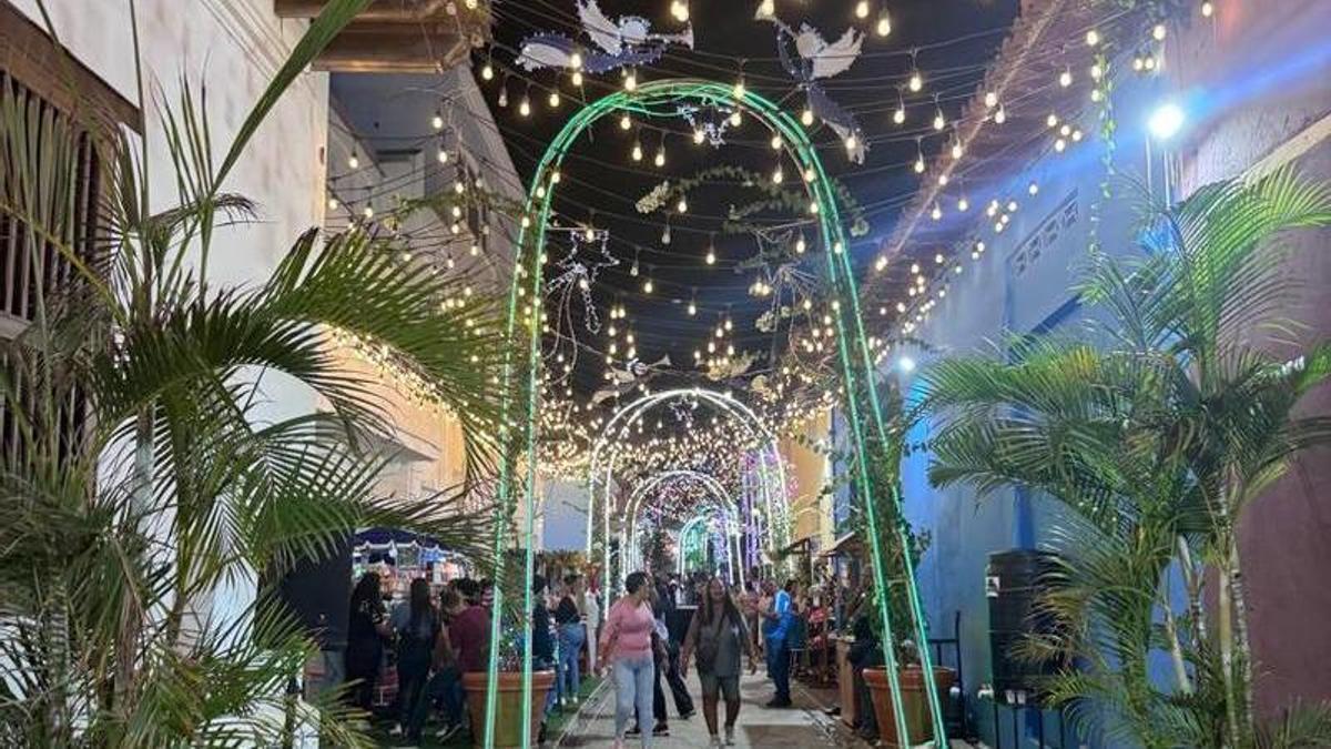 Decoración navideña que luce ya en la parte antigua  de La Guaira.