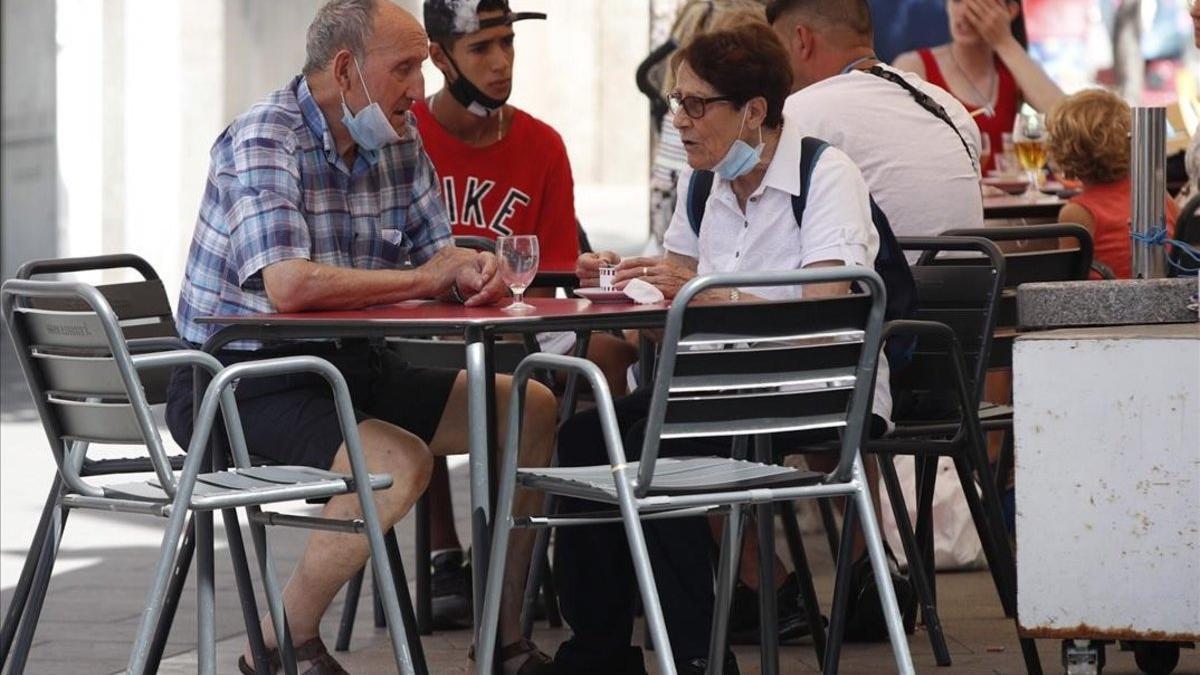 Varias personas en una terraza en el barrio de La Torrassa de L'Hospitalet de Llobregat