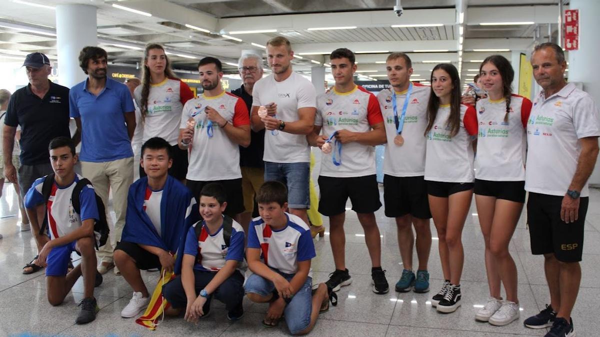 Los deportistas posan a su llegada a Son Sant Joan.