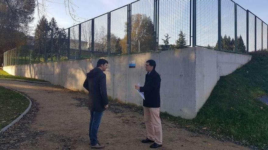 González Casares y un técnico de Presidencia supervisaron ayer la ampliación de la piscina exterior.