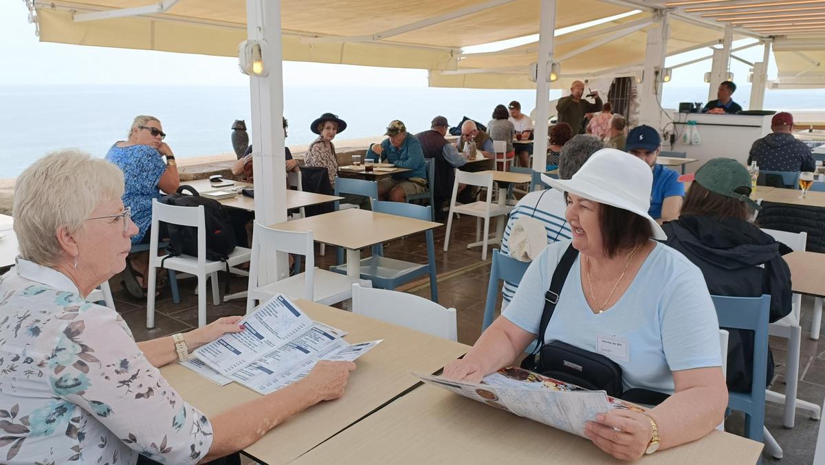 Dos turistas extranjeras, en una terraza de Peñíscola.