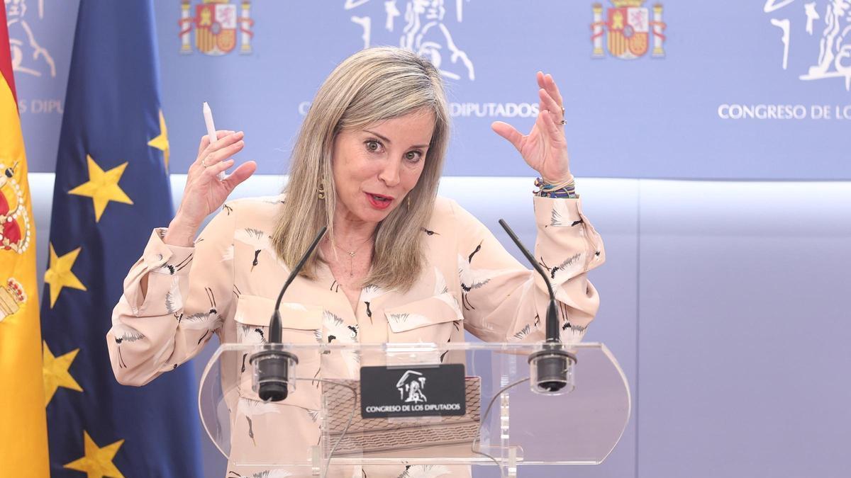 La portavoz del Grupo Parlamentario Plurinacional SUMAR en el Congreso, Verónica Martínez Barbero, durante una rueda de prensa en el Congreso de los Diputados, a 21 de abril de 2026, en Madrid (España).