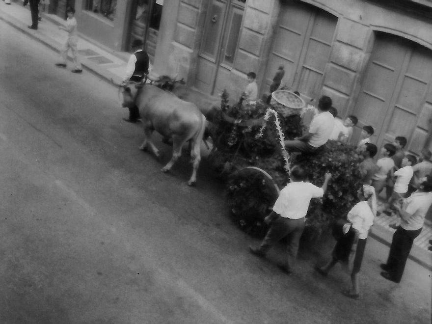 Un carro durante una procesión por las calles de Redondela, en los años setenta. / Fondo Fotsca