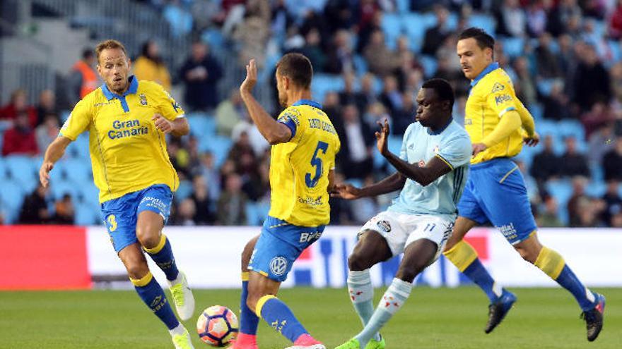 David García y Dani Castellano luchan por un balón con Pione Sisto y ante la presencia de Roque, ayer, en Balaídos.