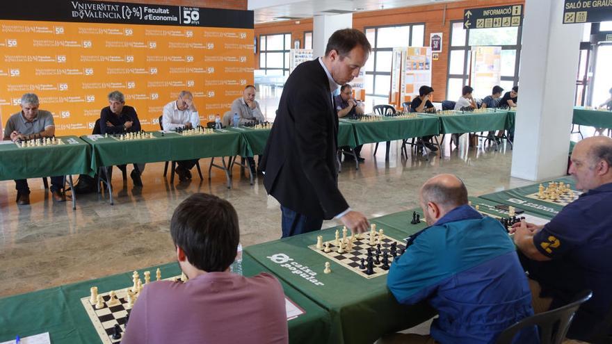 Paco Vallejo, en la partida simultánea del pasado viernes en València.