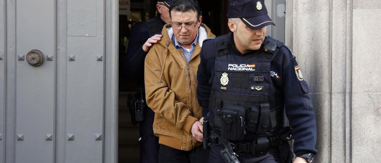 Abet, a su llegada a la Audiencia Provincial de Pontevedra, durante el juicio.