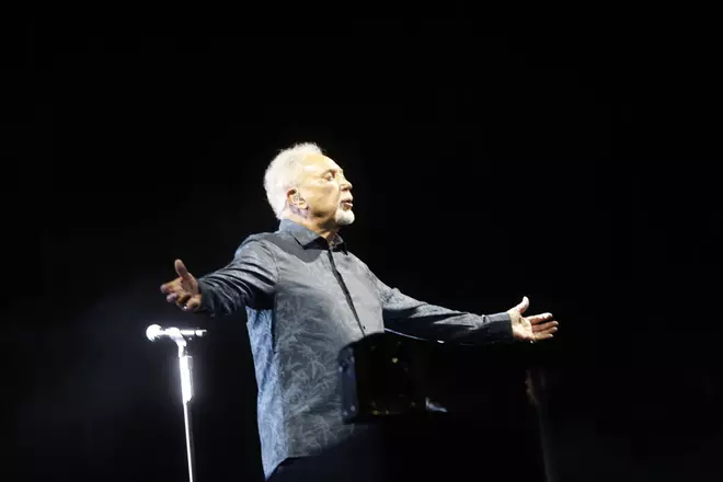 Tom Jones begeistert mit seinen Hits die Zuschauer auf Mallorca