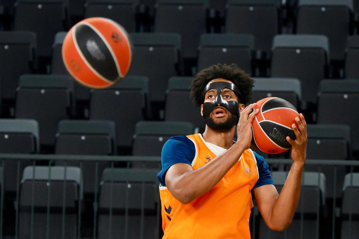 El ala-pívot del Valencia Basket Braxton Key se probó este martes una máscara para proteger su fracturada nariz.