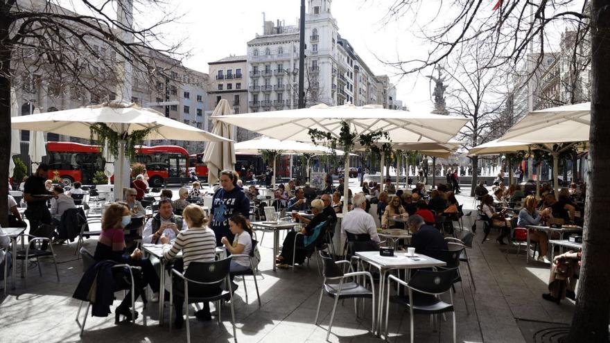 Una terraza en la plaza España de la capital aragonesa.  GRACIA