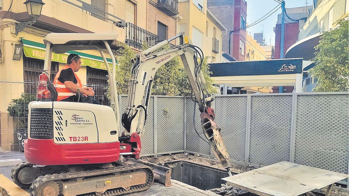 Las máquinas actúan para suprimir una de las islas de contenedores soterrados más molestas, la de la calle Colom.