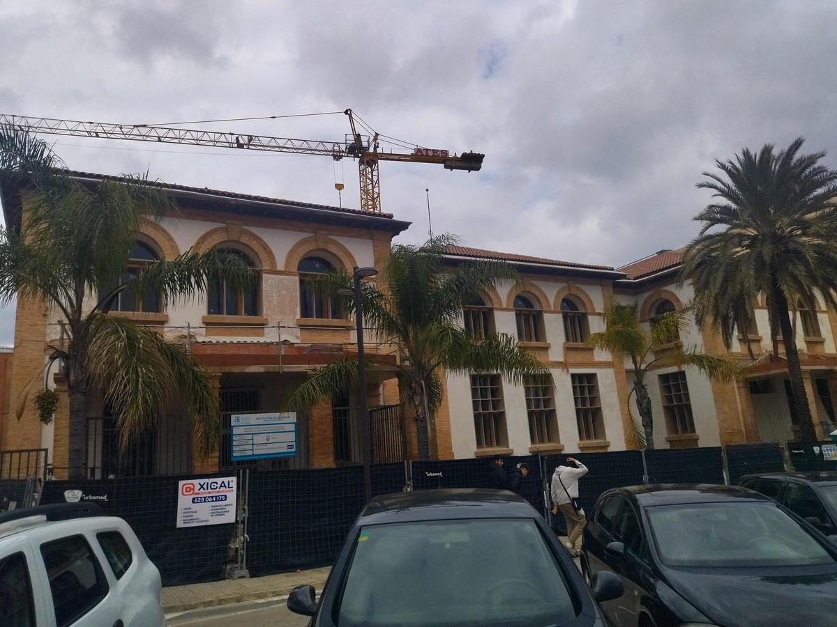 La fachada de las antiguas Escoles Graduades