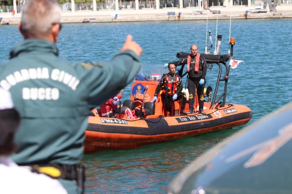 Buscan a una mujer en el agua en el Muelle Uno