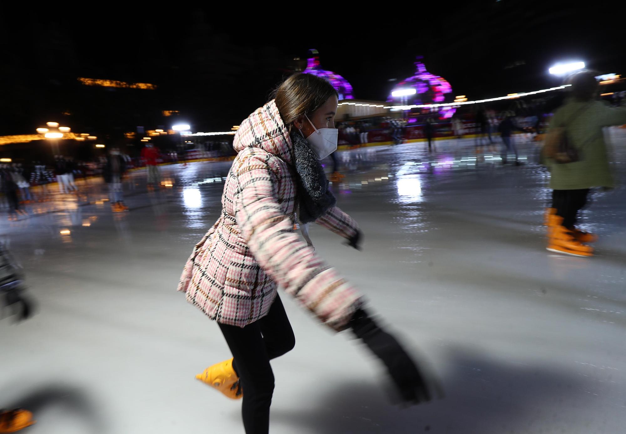 Pista de patinaje y luces de Navidad en la plaza del Ayuntamiento de València