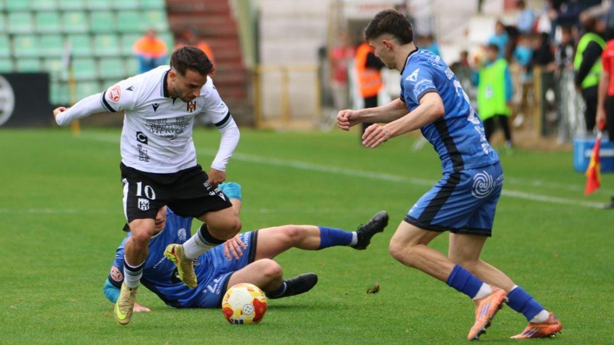 Guerrero peleando un balón en el partido ante el Mérida