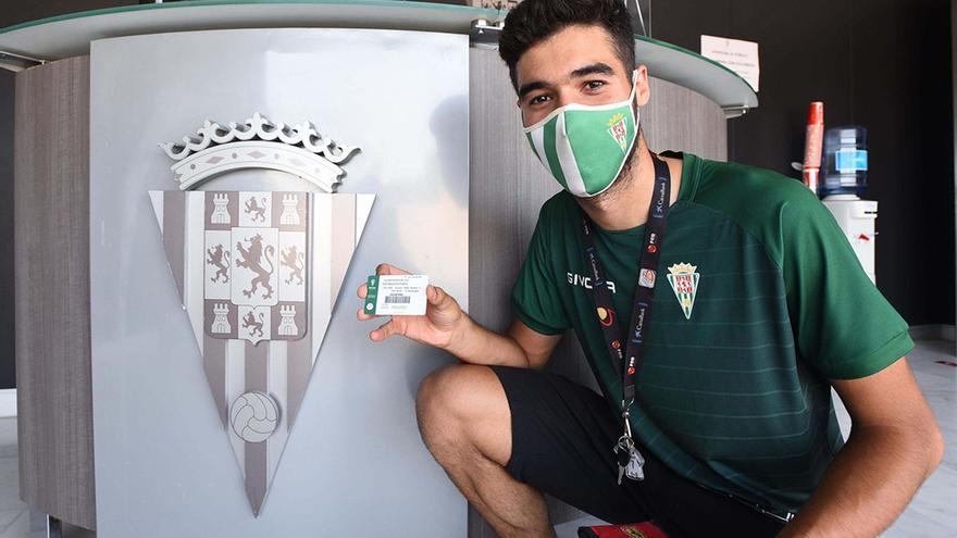 Un joven abonado del Córdoba CF en la apertura de la campaña.