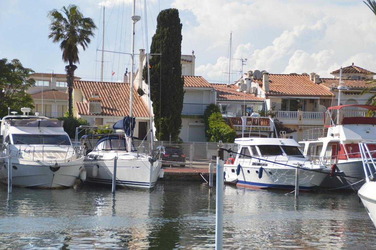 Vaixells amarrats davant de les cases, senya identitària d'Empuriabrava