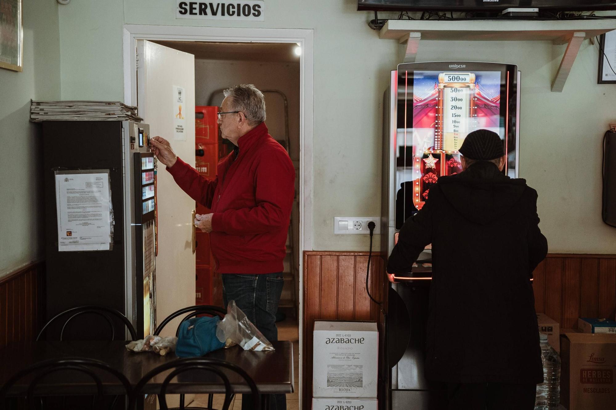 FOTOS | Se traspasa el Bar Junior de Santa Catalina de  Palma, el último refugio de la clientela local