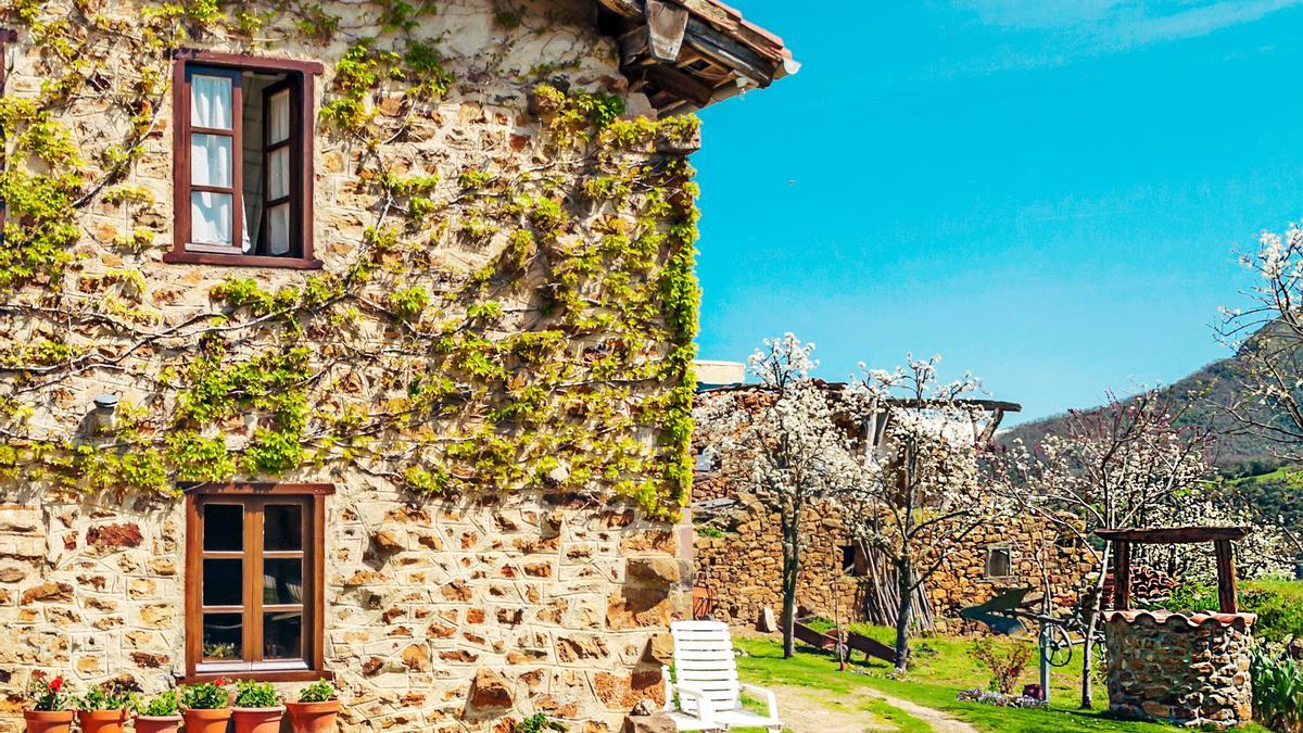 Mogroviejo, en Cantabria, es un pintoresco pueblo rodeado de praderas verdes.