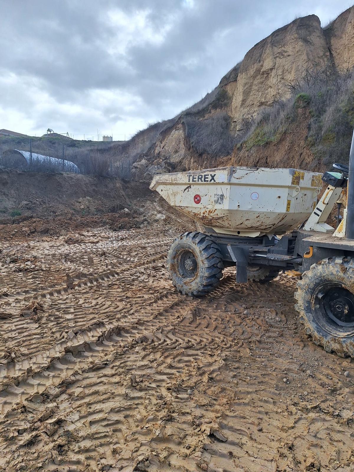 Maquinaria trabajando en una de las zonas donde ha habido desprendimiento y deslizamiento de tierra.