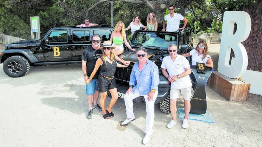 Jordi Peña, Rafa Viar, Angie López, Judith, Laura y  Ana Ferrer, Manuel Pérez, Rosa, Paulo Carellli y Toni Ferrer, gerente de terrenauto, con los Jeep Wrangler Rubicon.