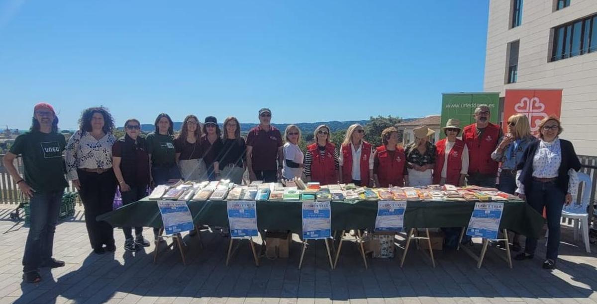 Responsables de la UNED, los concejales y la alcaldesa y los voluntarios de Cáritas de Xàbia