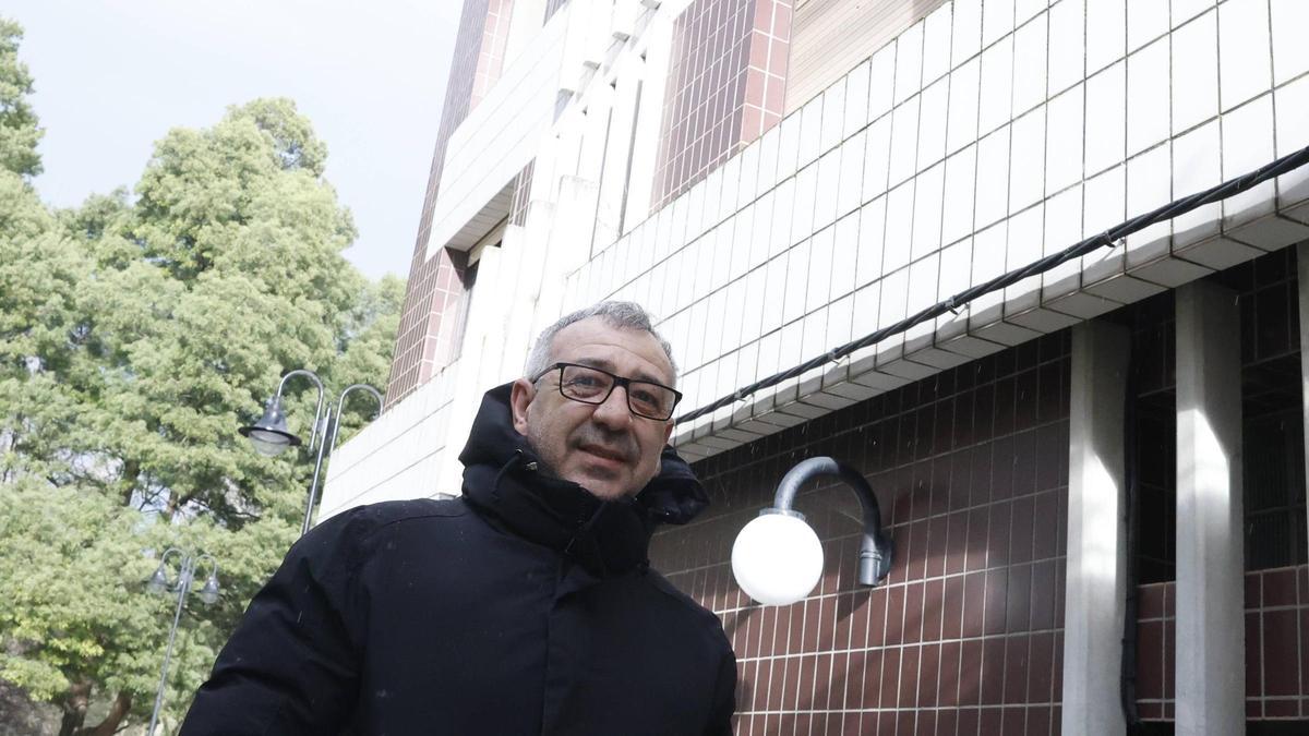 Miguel Ángel Porrero, el portero gijonés que arriesgó su vida para extinguir un incendio en su edificio: "Cogí un extintor y no me lo pensé dos veces"