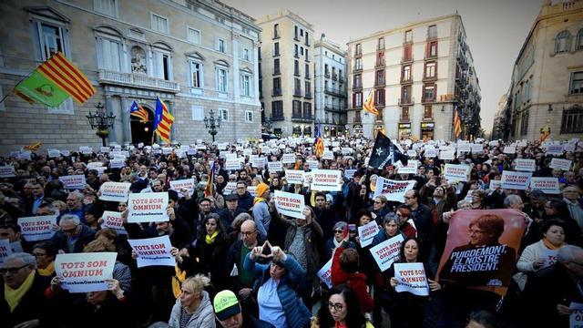 Concentración de repulsa por los registros policiales en el Palau de la Generalitat y Òmnium, en la plaza de Sant Jaume