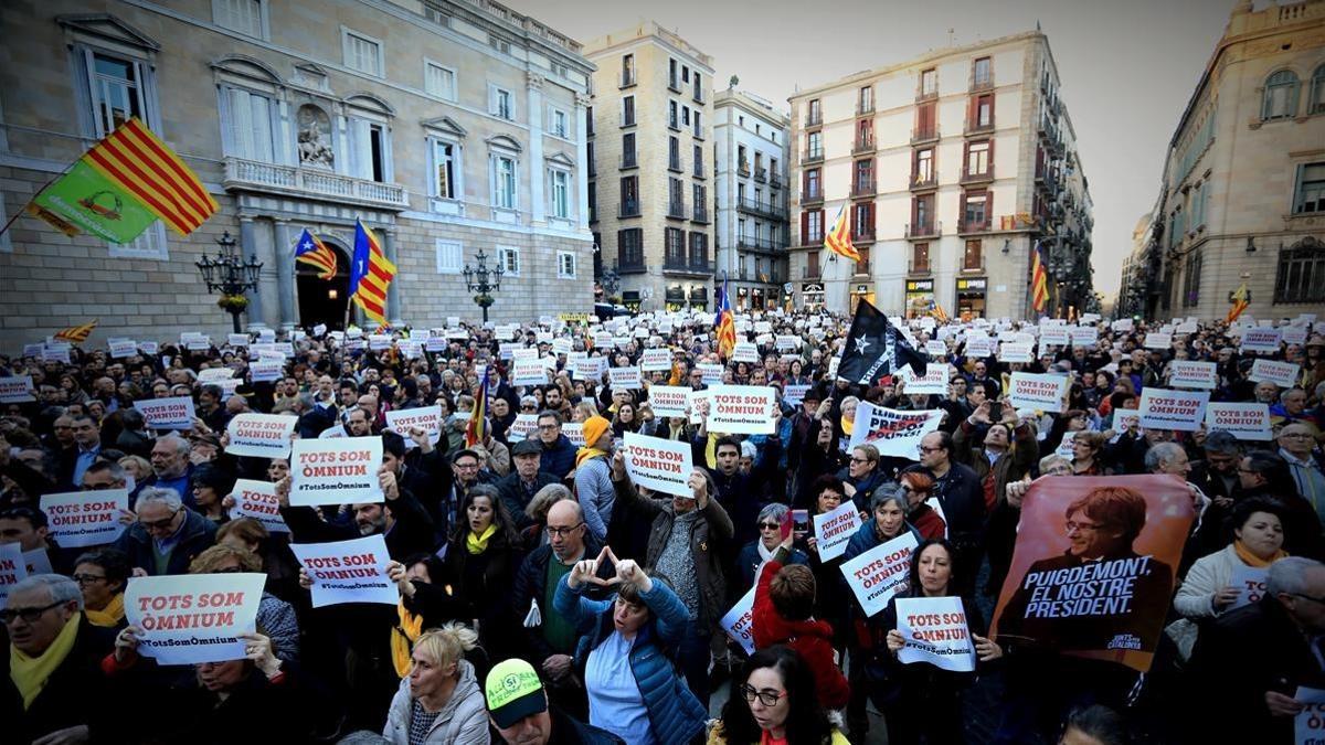 Concentración de repulsa por los registros policiales en el Palau de la Generalitat y Òmnium, en la plaza de Sant Jaume