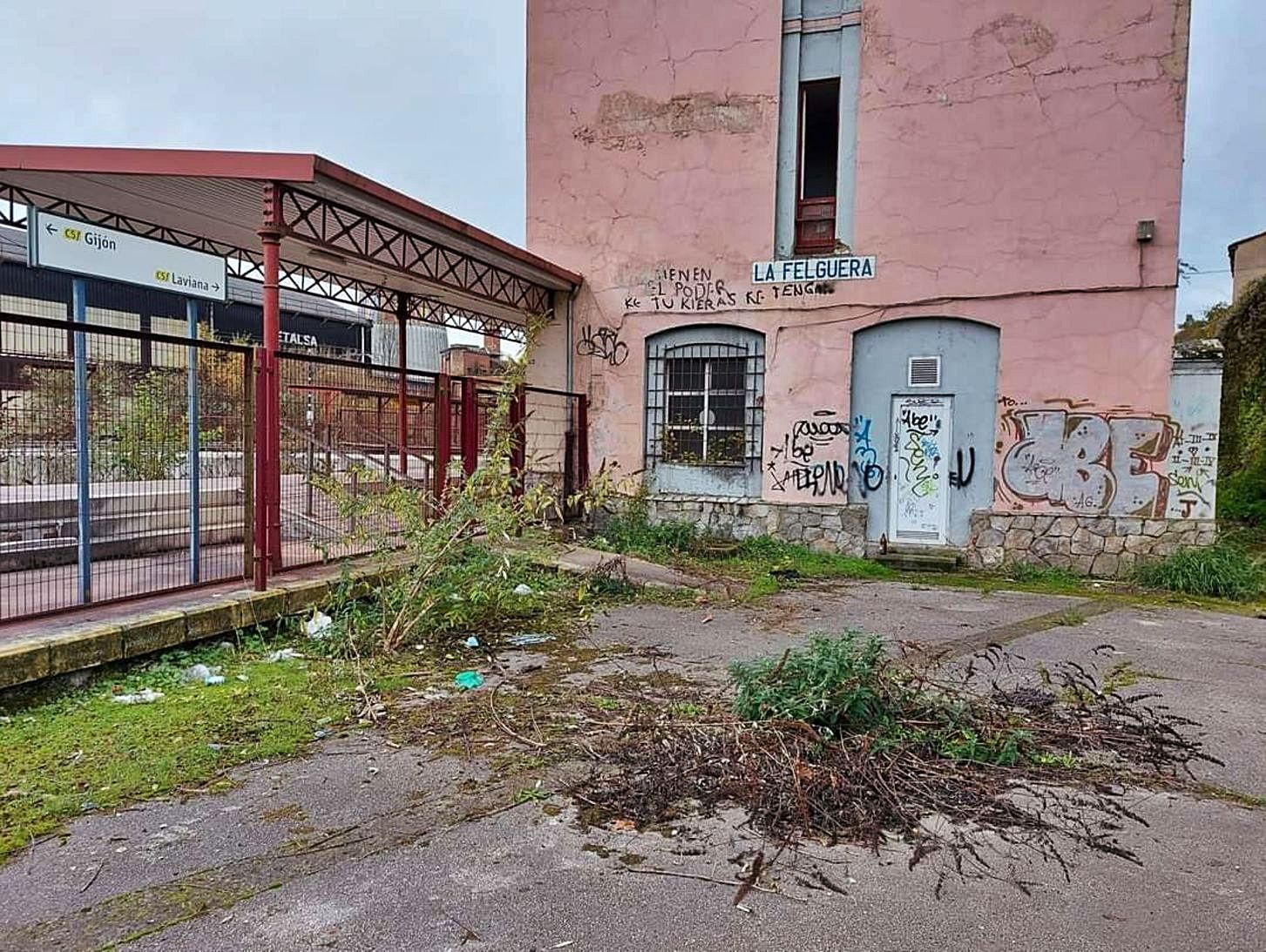 Estado en el que se encuentra la estación de tren de Feve en La Felguera. | LNE