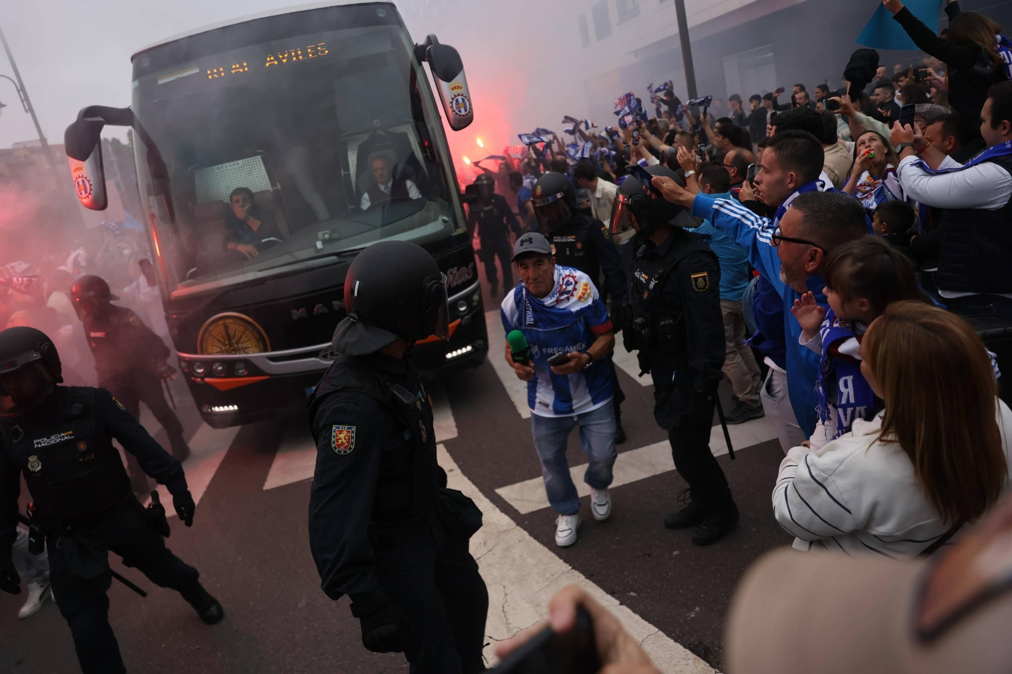 EN IMÁGENES: Avilés se tiñe de blanquiazul para la final por el ascenso ante el Rayo Majadahonda