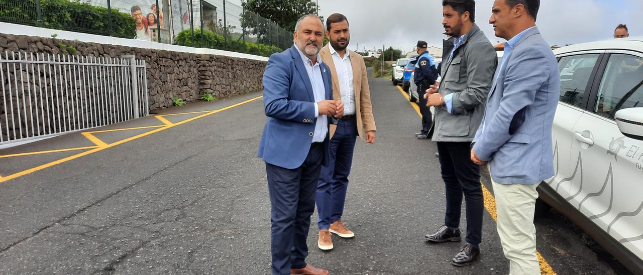 Escolástico Gil y Luis Yeray Gutiérrez, junto a ediles de ambos municipios en el camino La Cañada.