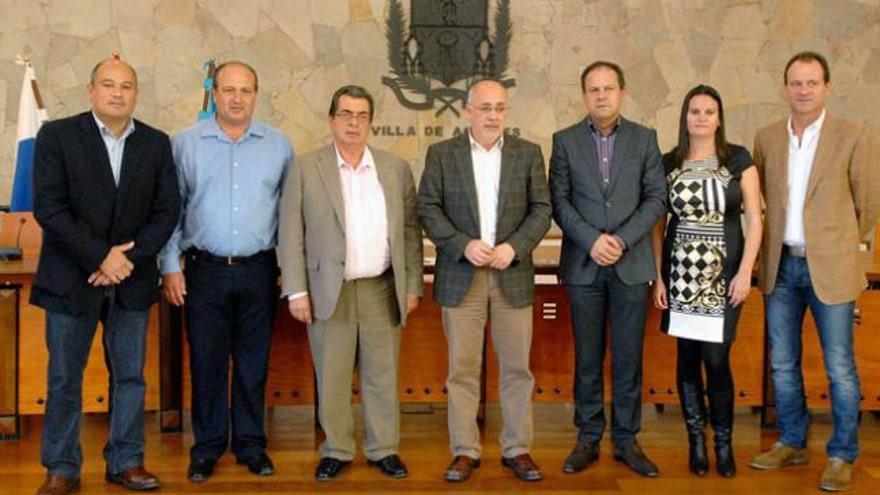Agustín Arencibia (izq), Francisco Falcón, Juan Acosta, Antonio Morales, Agustín Hidalgo, María Suárez y Óscar Hdez. |s.  blanco
