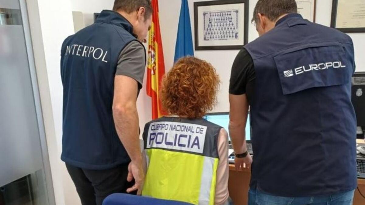 Agentes de la Policía Nacional, Interpol y Europol detienen a 23 personas de una organización que amañaba partidos de fútbol.