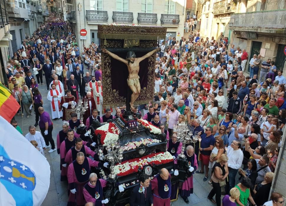 Miles de personas acompañan a la figura del Cristo de la Sal por el centro de la ciudad - Caballero y Feijóo, presentes en la cita