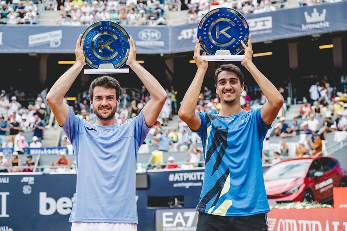 Pedro Martínez y Lorenzo Sonego con el trofeo de campeones