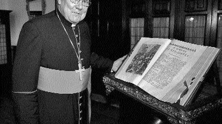 El cardenal estadounidense William Levada, ayer, en la biblioteca del Arzobispado compostelano. / x. REY