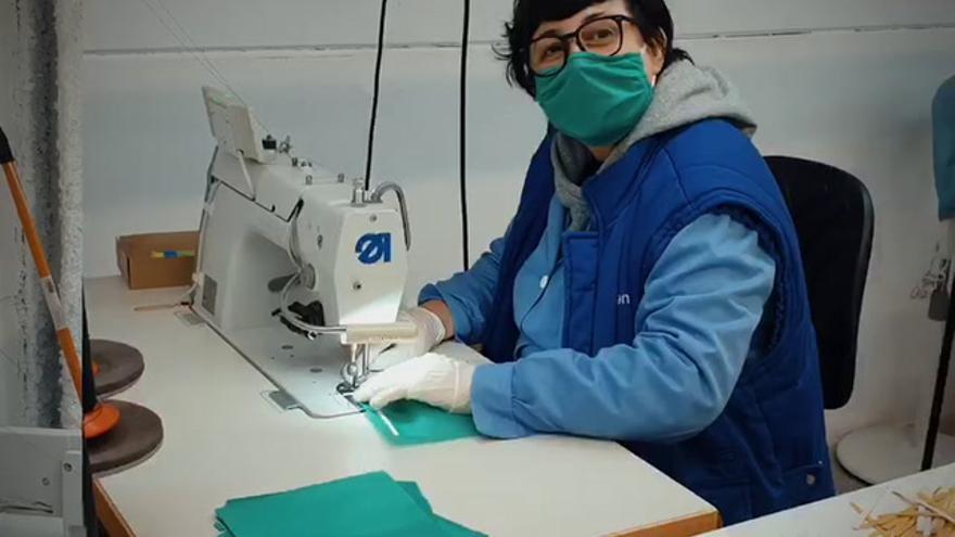 La fábrica de bolsos de Nules empieza a coser 3.000 batas