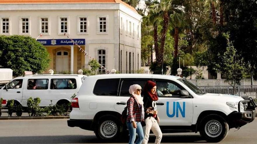 Vehículo de la ONU con inspectores de la OPAQ, ayer, en Damasco.