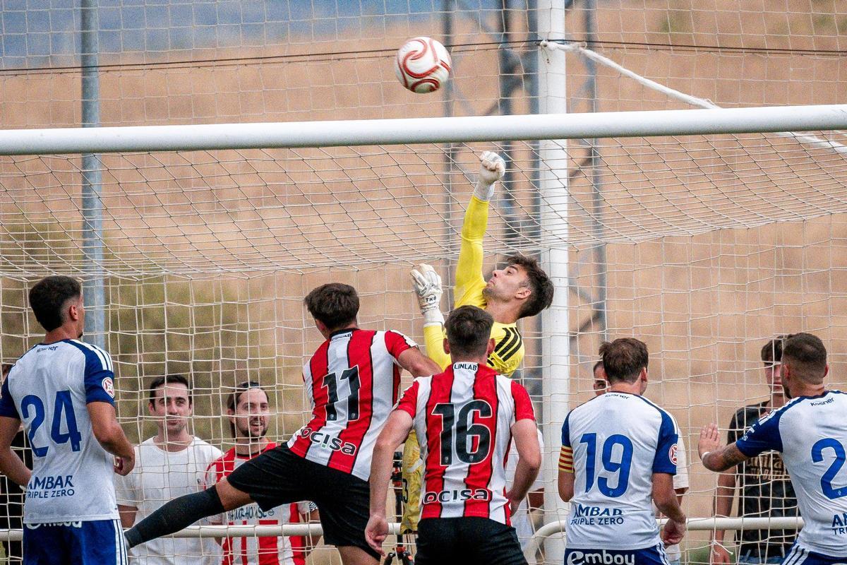Anartz Peña intenta ganar un balón por alto en el duelo ante el Logroñés.
