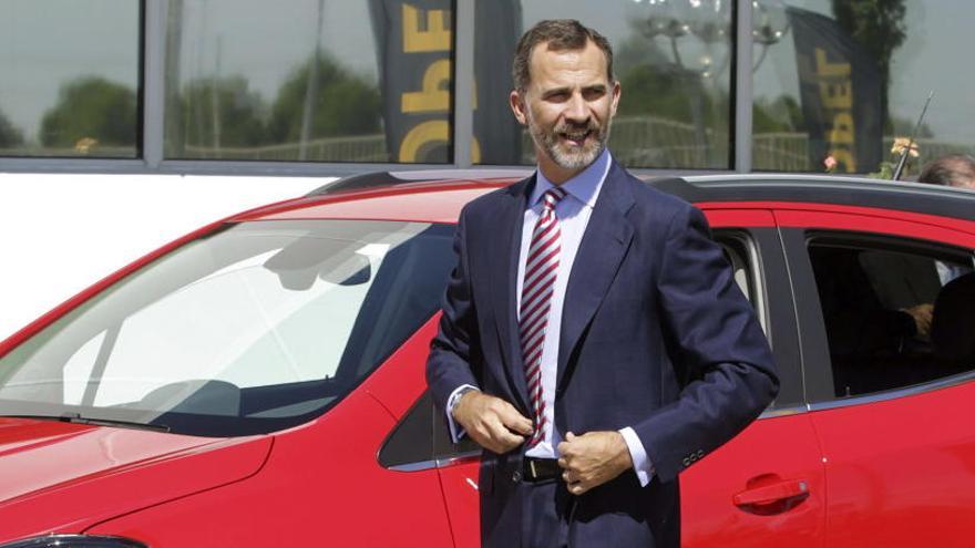 Felipe VI, en una visita a una empresa del automóvil.