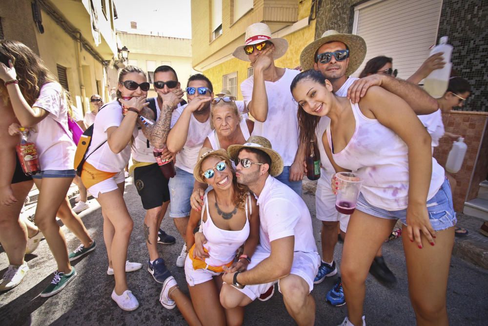 La ermita de San Roque congrega a decenas de personas para comenzar los festejos patronales y de Moros y Cristianos