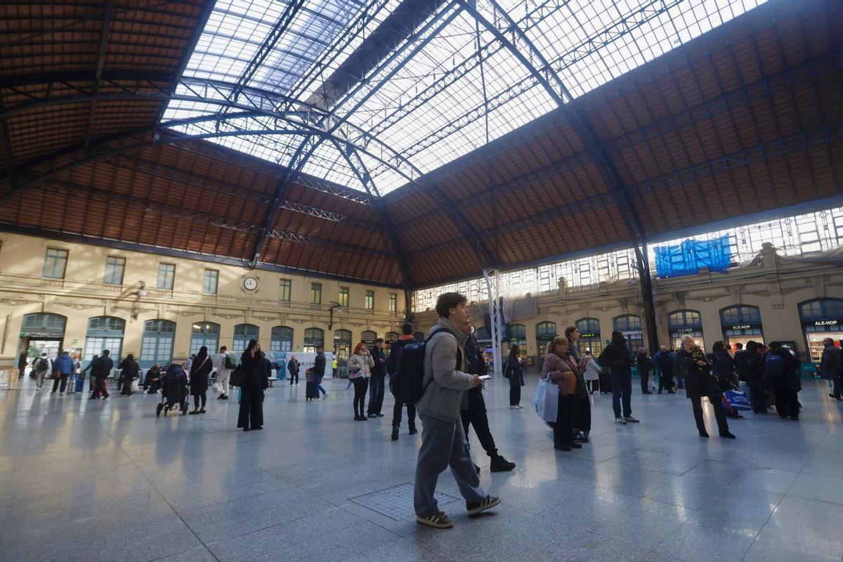Pasajeros en las Estación del Norte, de València.