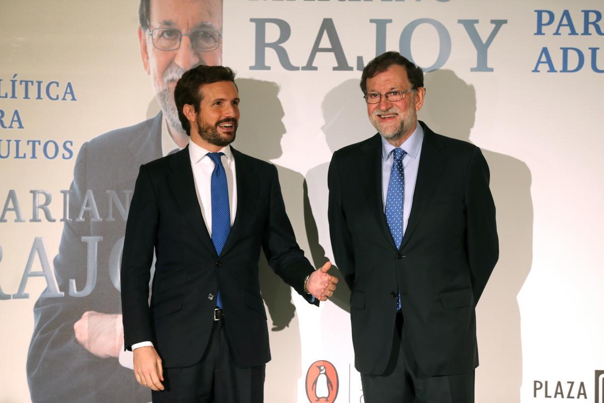 Casado y Rajoy en la presentación de su libro.