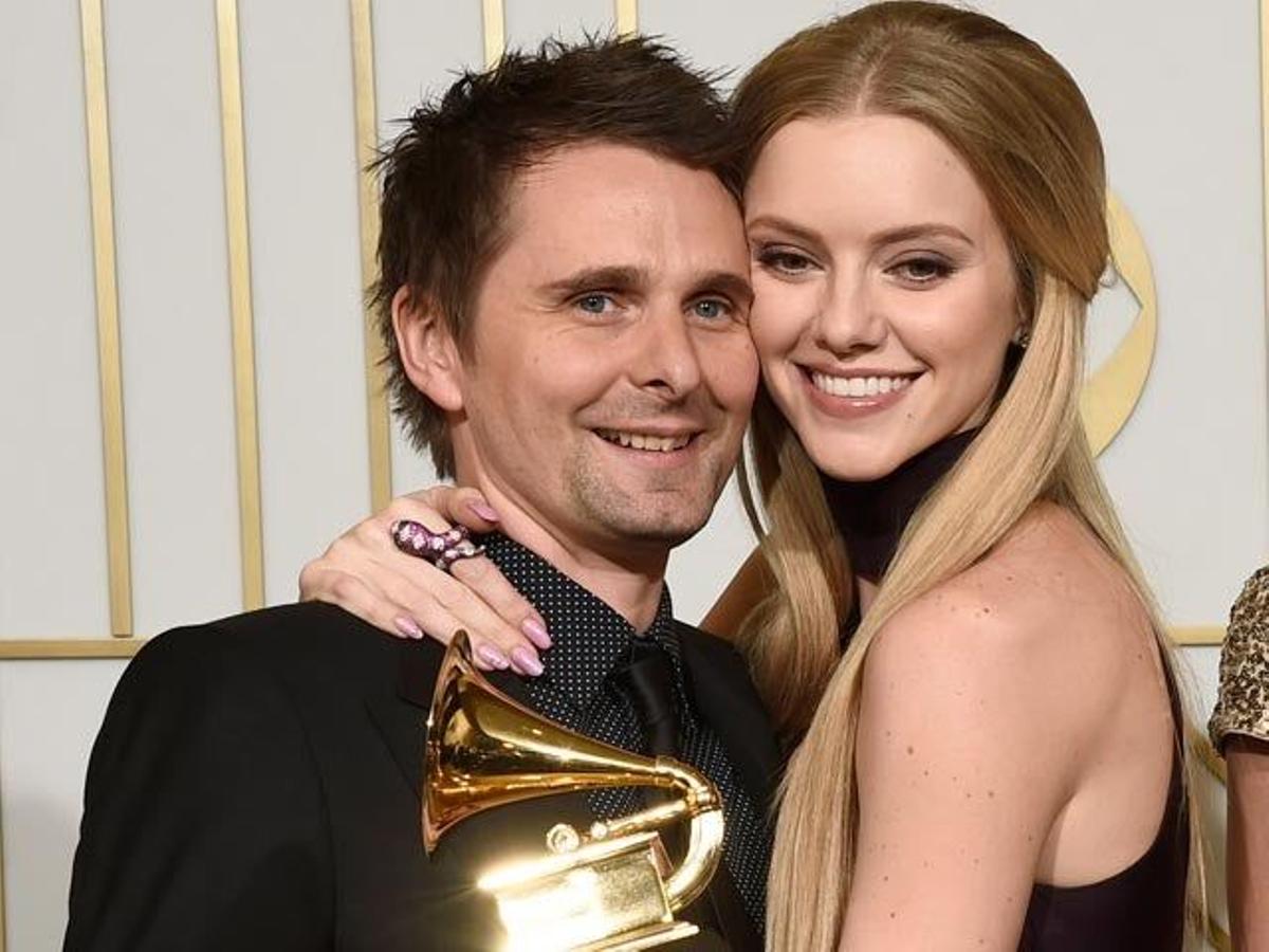 Matt Bellamy posa feliz junto a su novia Elle Evans tras conseguir su grupo Muse el Grammy a Mejor Álbum de Rock en los Grammy 2016.