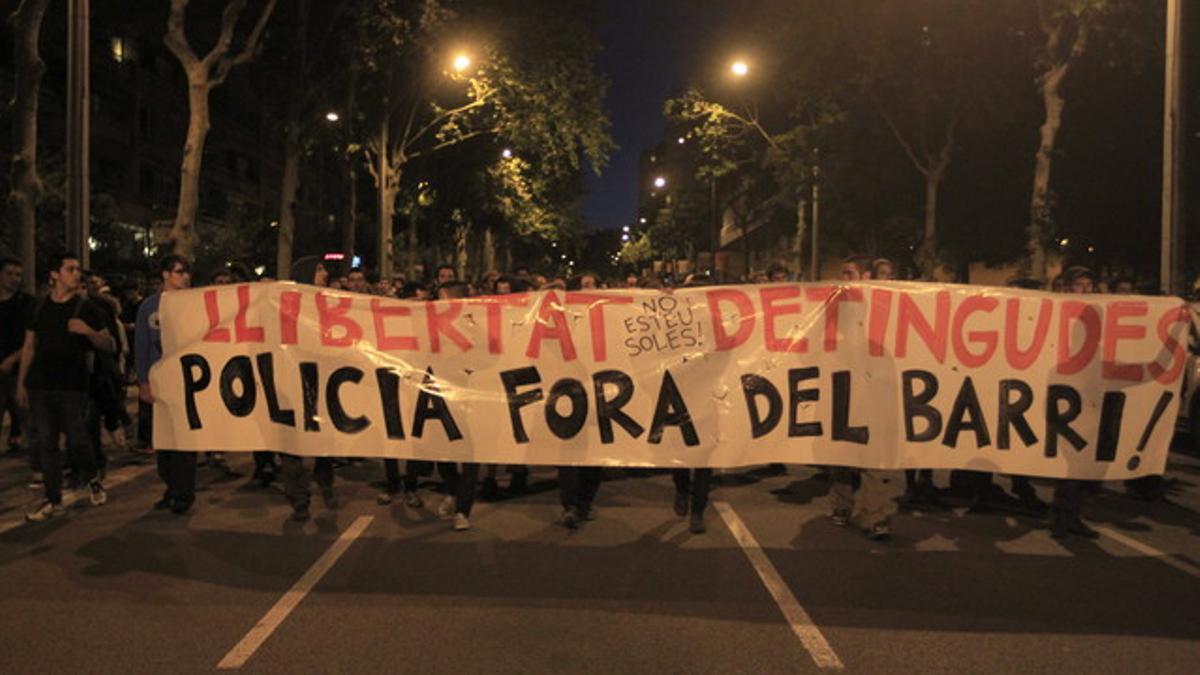 Cientos de manifestantes se dirigen la noche del pasado jueves hacia la comisaría de los Mossos d'Escuadra de Les Corts, en Barcelona, en protesta por el desalojo de Can Vies