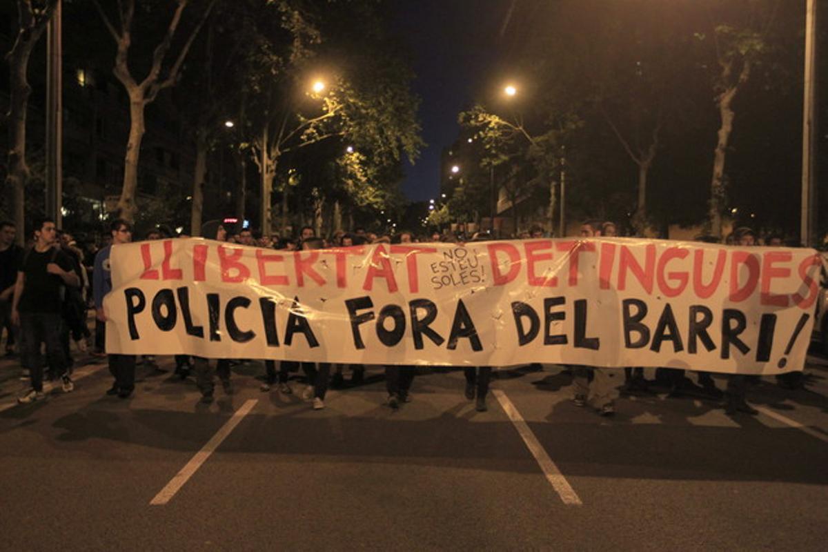 Centenars de manifestants es dirigeixen dijous a la nit cap a la comissaria dels Mossos d’Esquadra de les Corts, a Barcelona, en protesta pel desallotjament de Can Vies.